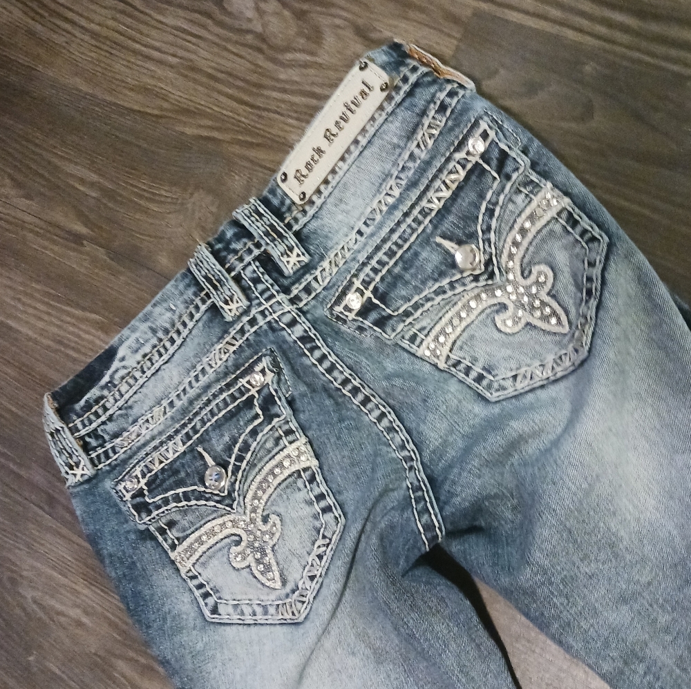 Rock Revival Women’s Straight Leg Jeans in Washed Blue